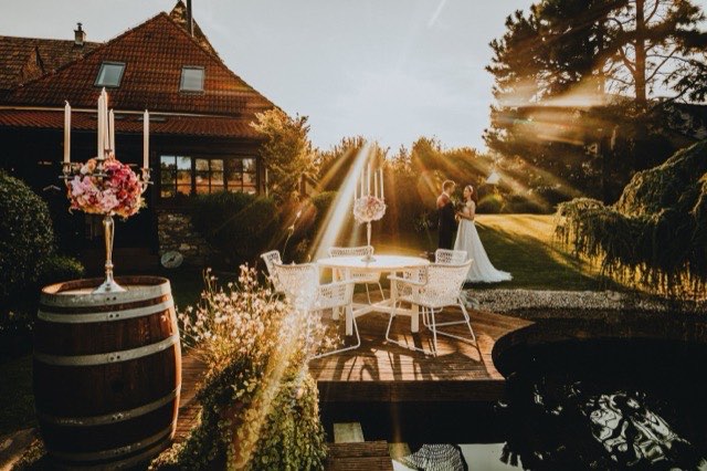 Gartenhochzeit in der Abendsonne, gedeckter Tisch im Freien