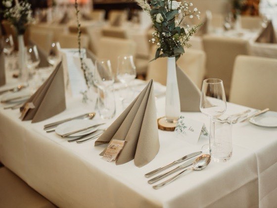 Festlich gedeckte Tafel mit Servietten und Gläsern